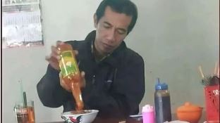 Viral seorang laki-laki mirip Presiden Jokowi sedang santai makan mie ayam (foto/int)